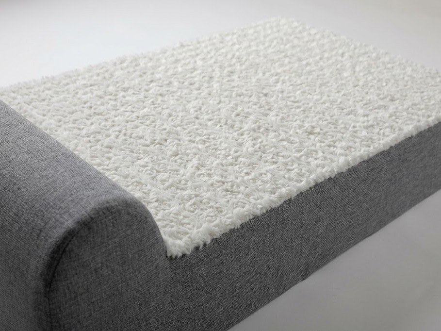 Illustrated close-up of the white rosette faux-fur sleeping surface.